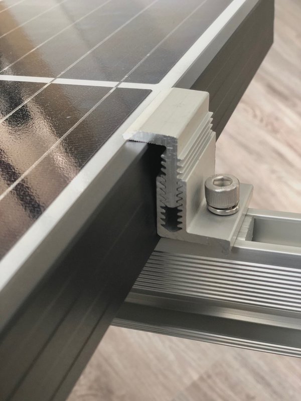 Verstellbarer Endhalter für Solarmodule, mit Dicken von min. 30 mm bis max. 50 mm